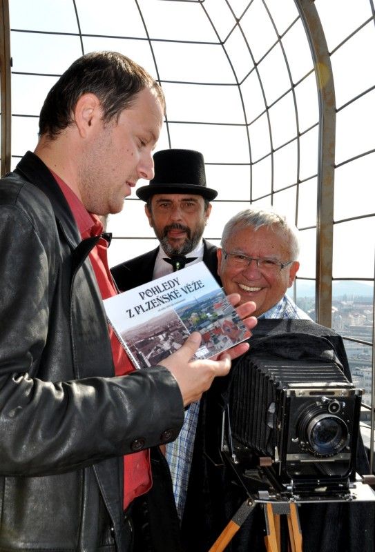 Psal se rok 1892. Majitel lékárny U Bílého jednorožce a amatérský fotograf Edvard Kalser z ochozu věže katedrály sv. Bartoloměje pořídil sérii snímků tehdejší Plzně. Bylo to v době, kdy se chystaly velké změny – výstavba synagogy, nového divadla, rozšíření Škodových závodů. O 120 let později zachytil plzeňský fotograf Vlastimil Leška stejná místa. Nová publikace vydavatelství a nakladatelství Starý most obě série fotografií srovnává a umožňuje čtenáři pozorovat, jak se Plzeň od konce devatenáctého století proměnila. (foto 11.9.2012: Z. Kubalová)