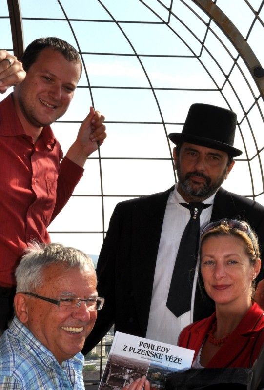 Psal se rok 1892. Majitel lékárny U Bílého jednorožce a amatérský fotograf Edvard Kalser z ochozu věže katedrály sv. Bartoloměje pořídil sérii snímků tehdejší Plzně. Bylo to v době, kdy se chystaly velké změny – výstavba synagogy, nového divadla, rozšíření Škodových závodů. O 120 let později zachytil plzeňský fotograf Vlastimil Leška stejná místa. Nová publikace vydavatelství a nakladatelství Starý most obě série fotografií srovnává a umožňuje čtenáři pozorovat, jak se Plzeň od konce devatenáctého století proměnila. (foto 11.9.2012: Z. Kubalová)