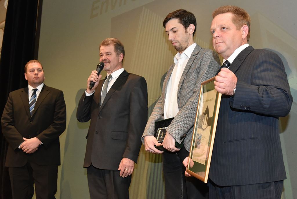 Novostavby: Předává Jaromír Hamouz (obchodně-marketingový manažer FC Viktoria Plzeň) Vladislavu Houdovi (Aktivity Pro), Bohuslavu Strejcovi (projectstudio8 s.r.o.), Janu Oroszovi (starosta obce Krsy) – Enviromentální centrum Krsy