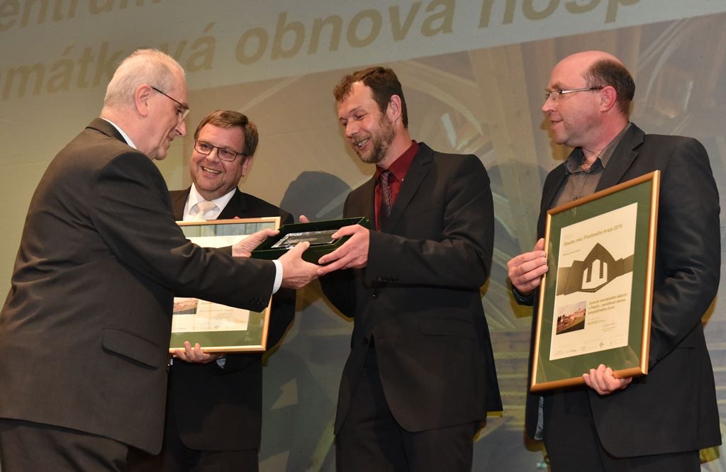 Rekonstrukce: Předává Mons. František Radkovský (emeritní biskup plzeňský) Karlu Ksandrovi (gen.ředitel Národního tech.muzea),  Martinu Benešovi (Hochtief CZ a.s.), Pavlu Koderovi (vedoucí CSD Plasy) a Lukášovi Tobiškovi (GEMA ART Group a.s.) – Centrum stavitelského dědictví v Plasích