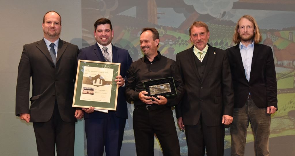 Sportovni a volnocasove st: Předává Karel Makoň (Záchranná stanice živočichů) Janu Bozděchovi, starostovi městyse Klenčí, Karlovi Smutnému, bývalému starostovi, Petru Sladkém (VAS ateliér), Tomášovi Peckertovi (ředitel správy CHKO  Český les)– Dům přírody Českého lesa