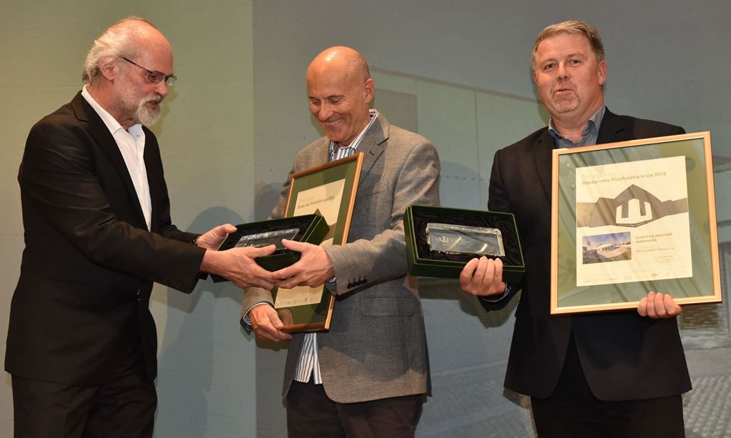 Cena poroty: Předává Jiří Klokočka (česko-vlámský architekt a pedagog, vedoucí projektant urbanistického ateliéru města Kortrikj v Belgii) Miloši Vachudovi (MV-Archikon s.r.o.), Petru Jiranovi (spol. JIPS) – Soukromý depozitář automobilů