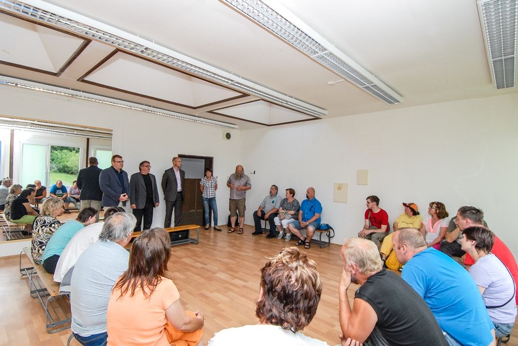 Fotografie ze setkání radního Šloufa s klienty a zákonnými zástupci v objektu Krašovská 30 dne 28.6.2016