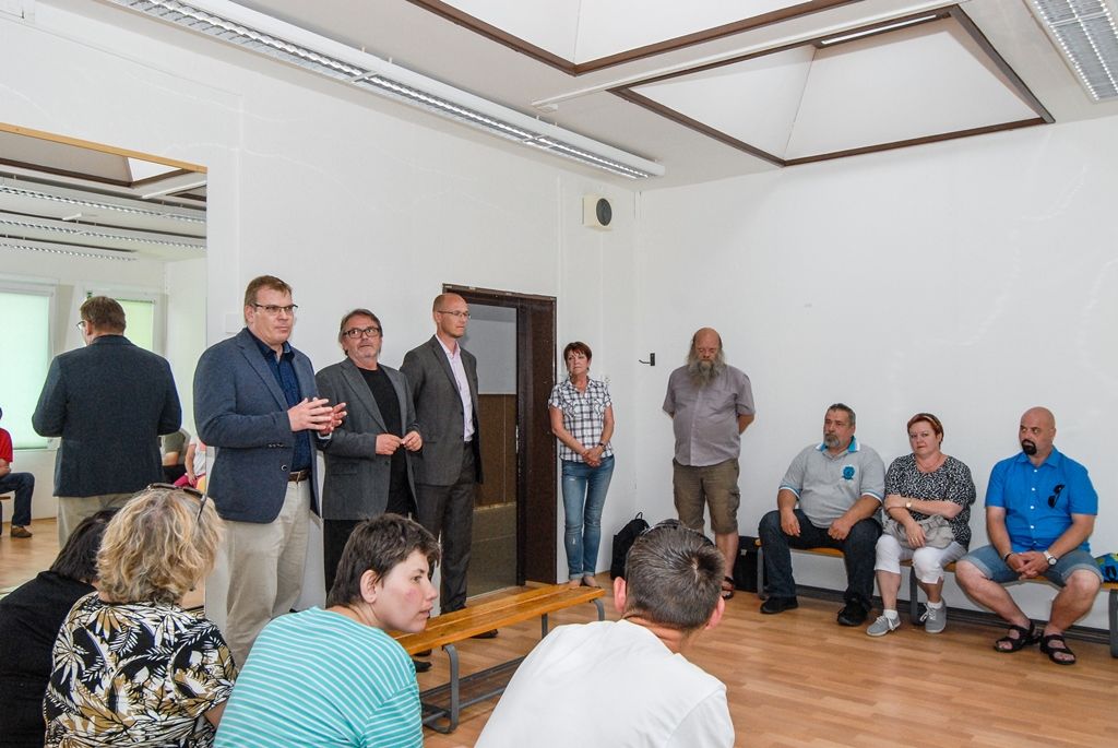Fotografie ze setkání radního Šloufa s klienty a zákonnými zástupci v objektu Krašovská 30 dne 28.6.2016