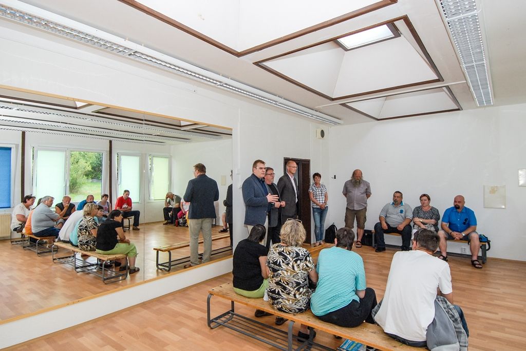 Fotografie ze setkání radního Šloufa s klienty a zákonnými zástupci v objektu Krašovská 30 dne 28.6.2016