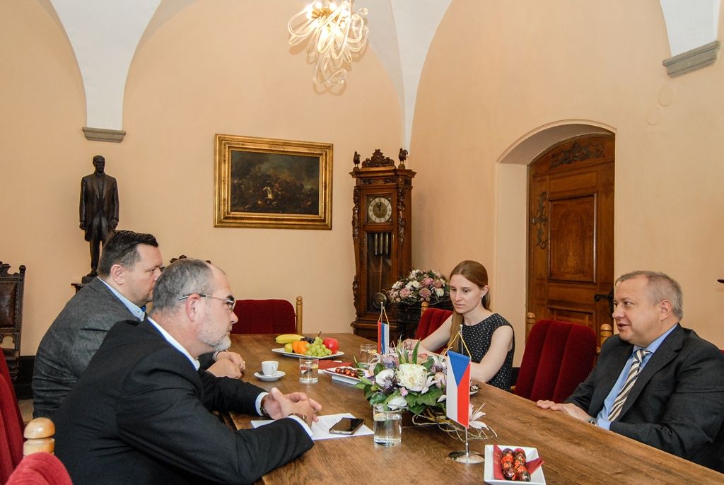 O výměně zkušeností a založení spolupráce v několika oblastech jednal dnes (1.7.2016) primátor města Plzně Martin Zrzavecký s generálním konzulem Ruské federace v Karlových Varech Michailem Nikolajevičem Ledeňovem.