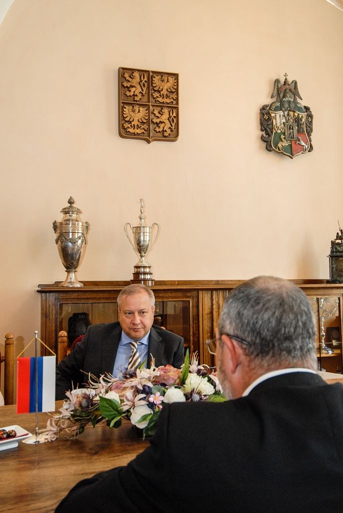 O výměně zkušeností a založení spolupráce v několika oblastech jednal dnes (1.7.2016) primátor města Plzně Martin Zrzavecký s generálním konzulem Ruské federace v Karlových Varech Michailem Nikolajevičem Ledeňovem.