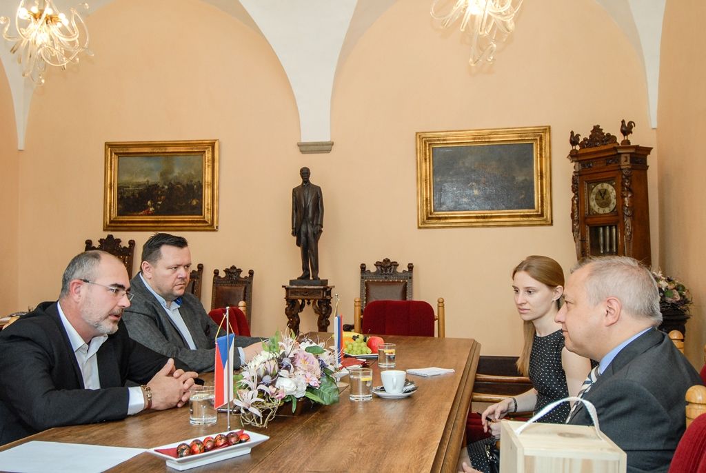 O výměně zkušeností a založení spolupráce v několika oblastech jednal dnes (1.7.2016) primátor města Plzně Martin Zrzavecký s generálním konzulem Ruské federace v Karlových Varech Michailem Nikolajevičem Ledeňovem.