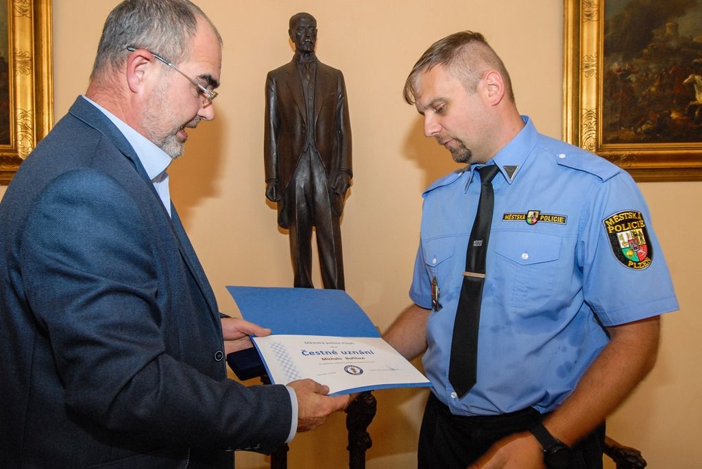 Strážník Michal Buřič získal medaili cti, zasáhl u případu napadení dívky (foto: M. Pecuch, 3.10.2016)