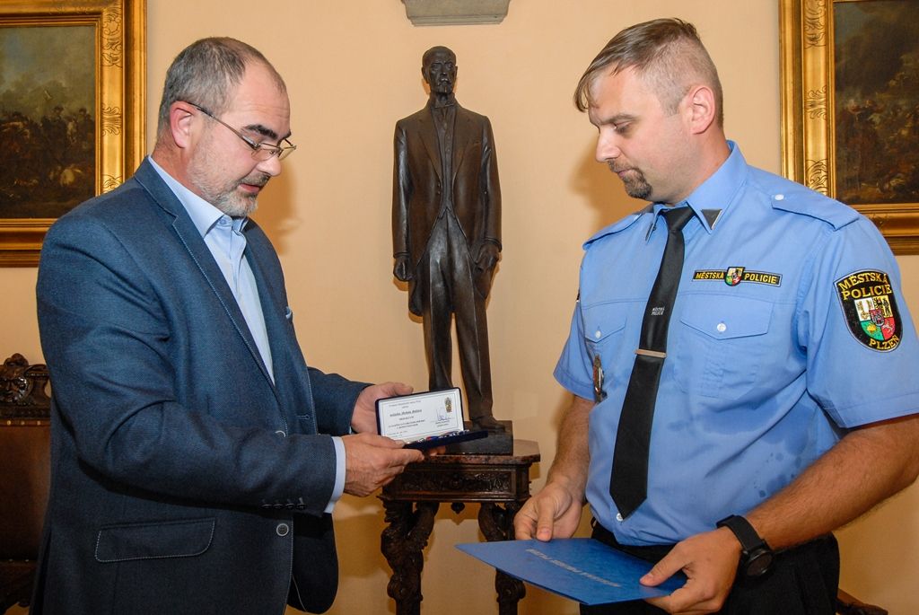 Strážník Michal Buřič získal medaili cti, zasáhl u případu napadení dívky (foto: M. Pecuch, 3.10.2016)