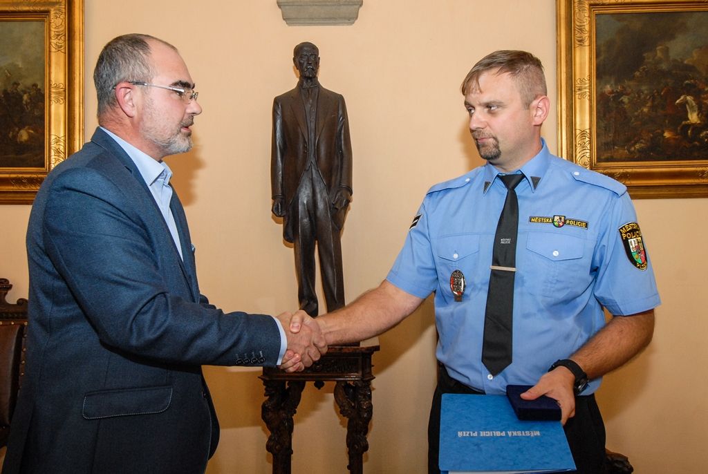 Strážník Michal Buřič získal medaili cti, zasáhl u případu napadení dívky (foto: M. Pecuch, 3.10.2016)