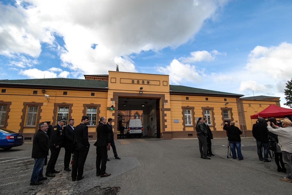 Václav Havel má v Plzni pamětní desku, je na zdi věznice, v níž strávil 18 měsíců (foto: M. Pecuch, 5.10.2016)