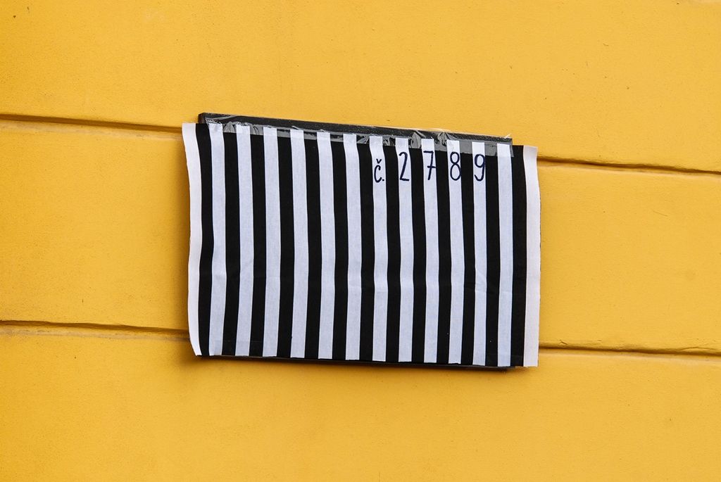 Václav Havel má v Plzni pamětní desku, je na zdi věznice, v níž strávil 18 měsíců (foto: M. Pecuch, 5.10.2016)