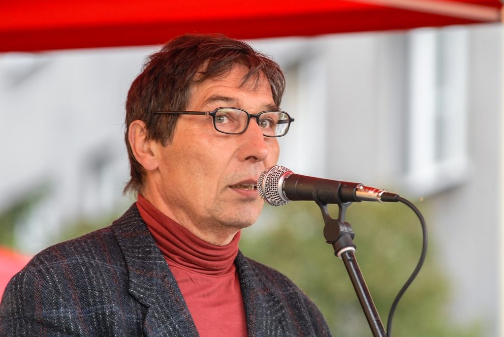 Václav Havel má v Plzni pamětní desku, je na zdi věznice, v níž strávil 18 měsíců (foto: M. Pecuch, 5.10.2016)