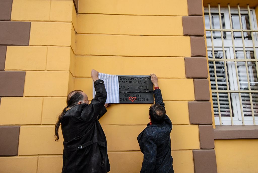 Václav Havel má v Plzni pamětní desku, je na zdi věznice, v níž strávil 18 měsíců (foto: M. Pecuch, 5.10.2016)