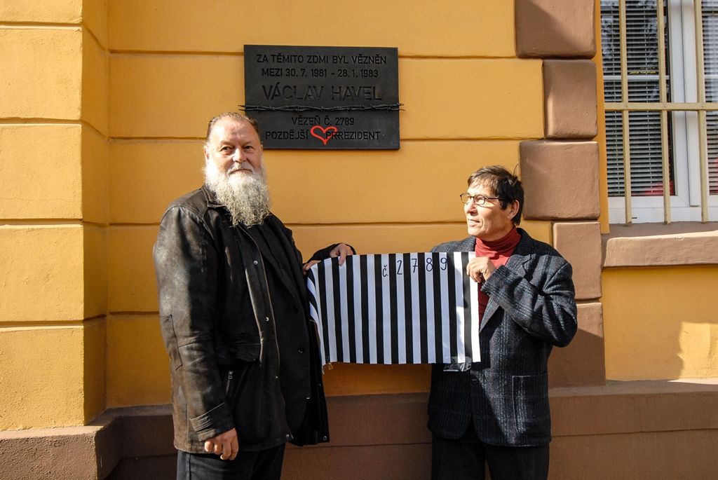 Václav Havel má v Plzni pamětní desku, je na zdi věznice, v níž strávil 18 měsíců (foto: M. Pecuch, 5.10.2016)