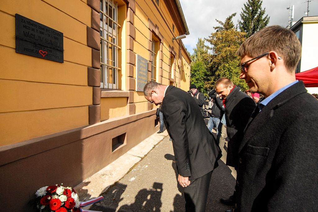 Václav Havel má v Plzni pamětní desku, je na zdi věznice, v níž strávil 18 měsíců (foto: M. Pecuch, 5.10.2016)