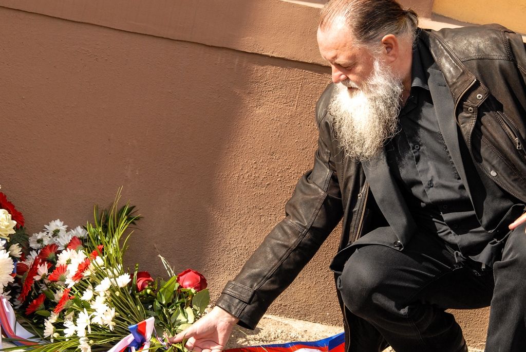 Václav Havel má v Plzni pamětní desku, je na zdi věznice, v níž strávil 18 měsíců (foto: M. Pecuch, 5.10.2016)