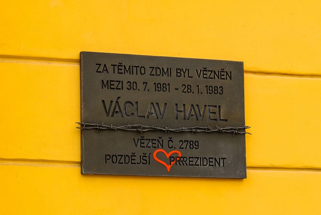 Václav Havel má v Plzni pamětní desku, je na zdi věznice, v níž strávil 18 měsíců (foto: M. Pecuch, 5.10.2016)