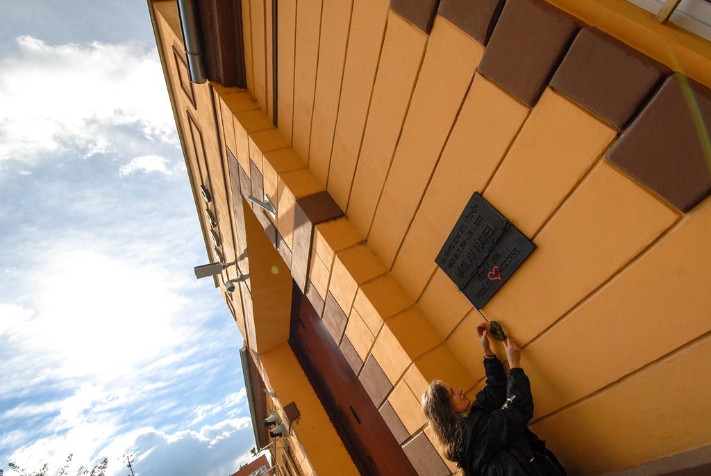 Václav Havel má v Plzni pamětní desku, je na zdi věznice, v níž strávil 18 měsíců (foto: M. Pecuch, 5.10.2016)