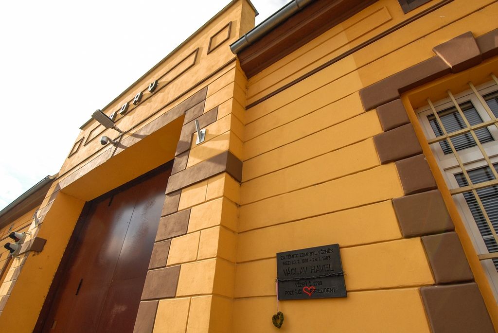 Václav Havel má v Plzni pamětní desku, je na zdi věznice, v níž strávil 18 měsíců (foto: M. Pecuch, 5.10.2016)