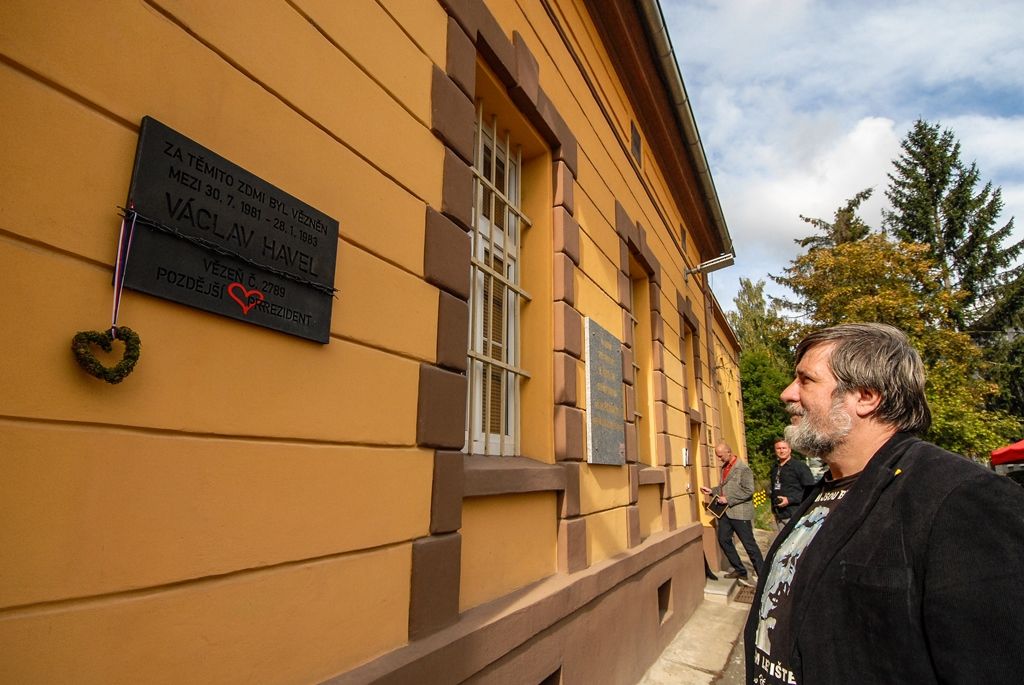 Václav Havel má v Plzni pamětní desku, je na zdi věznice, v níž strávil 18 měsíců (foto: M. Pecuch, 5.10.2016)