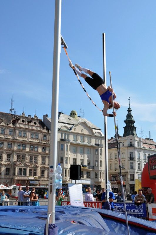 Skvělé obsazení atletického mítinku Plzeňská tyčka využil v úterý (11.9.2012) odpoledne primátor Martin Baxa k osobnímu setkání s nejlepší českou tyčkařkou Jiřinou Ptáčníkovou. Martin Baxa chtěl plzeňské rodačce především poděkovat za skvělou reprezentaci na olympijských hrách v Londýně a samozřejmě popřát hodně štěstí při závodě na domácí půdě na náměstí Republiky. Před zahájením závodu jí předal květinu a pamětní list. Mistryně Evropy mu přinesla na oplátku ukázat zlatou medaili, kterou vybojovala letos v červnu na mistroství Evropy v Helsinkách.