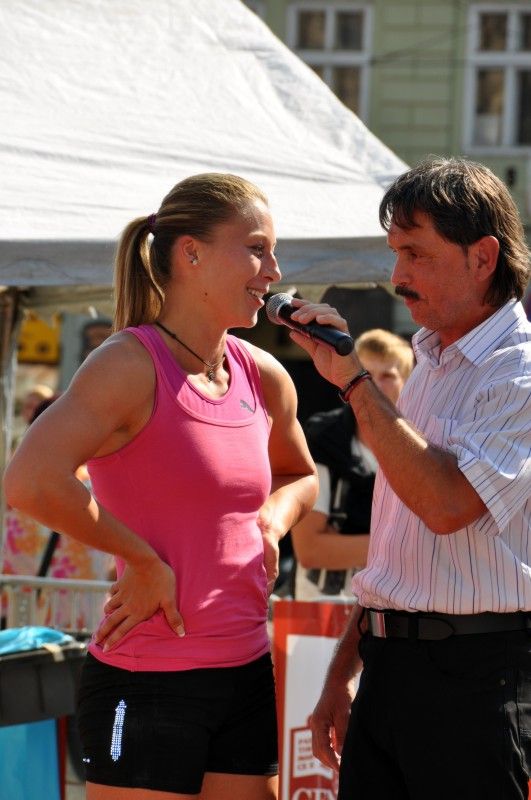 Skvělé obsazení atletického mítinku Plzeňská tyčka využil v úterý (11.9.2012) odpoledne primátor Martin Baxa k osobnímu setkání s nejlepší českou tyčkařkou Jiřinou Ptáčníkovou. Martin Baxa chtěl plzeňské rodačce především poděkovat za skvělou reprezentaci na olympijských hrách v Londýně a samozřejmě popřát hodně štěstí při závodě na domácí půdě na náměstí Republiky. Před zahájením závodu jí předal květinu a pamětní list. Mistryně Evropy mu přinesla na oplátku ukázat zlatou medaili, kterou vybojovala letos v červnu na mistroství Evropy v Helsinkách.