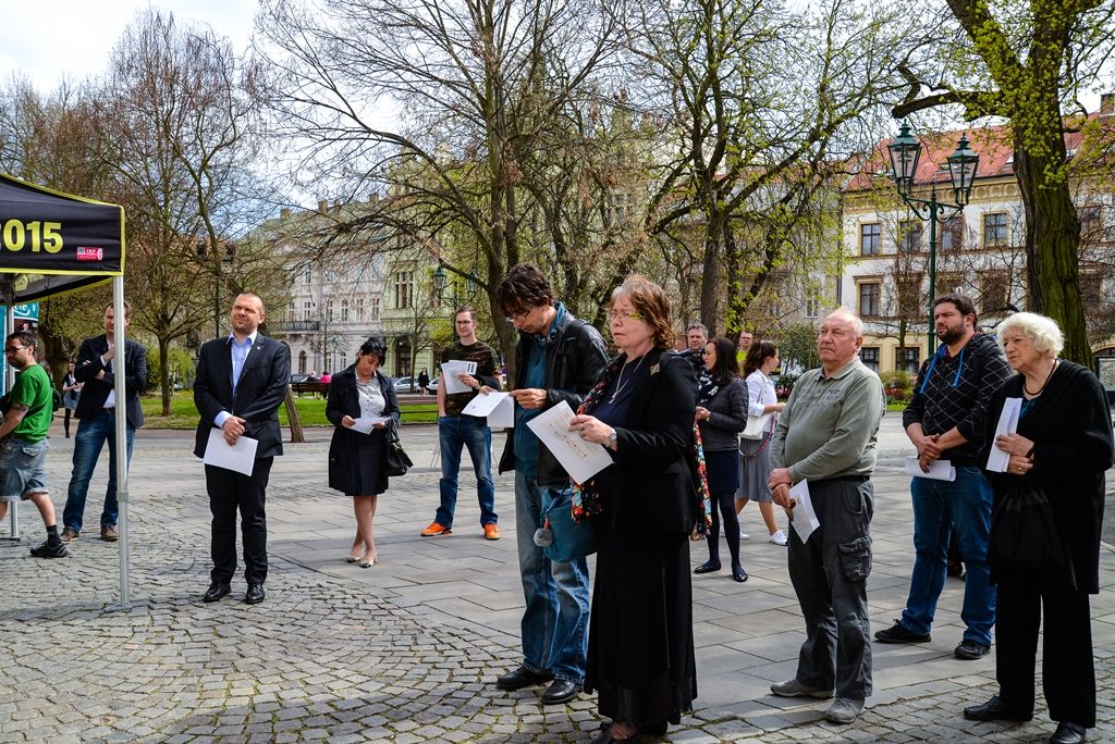 Čtení jmen obětí holocaustu 2018 v Plzni