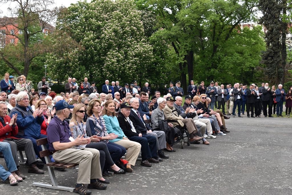 Pietní akt na náměstí Míru (foto: A.Jarošová, 3.5.2018)