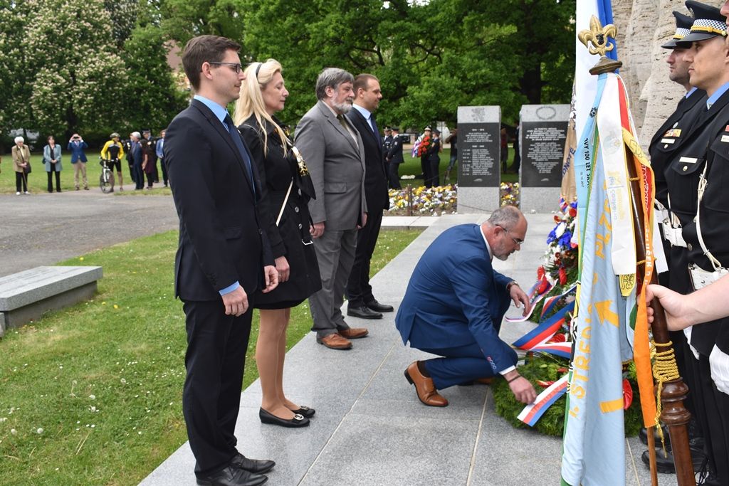 Pietní akt na náměstí Míru (foto: A.Jarošová, 3.5.2018)