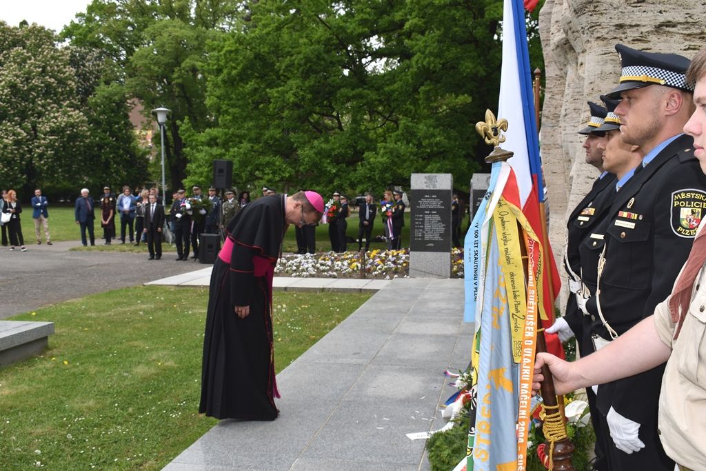 Pietní akt na náměstí Míru (foto: A.Jarošová, 3.5.2018)