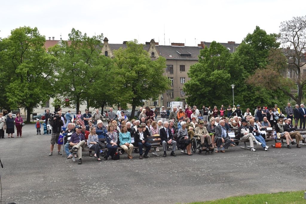 Pietní akt na náměstí Míru (foto: A.Jarošová, 3.5.2018)
