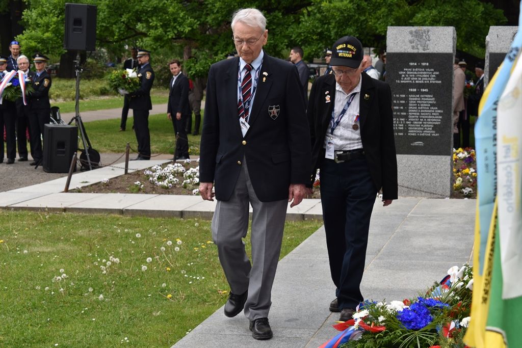 Pietní akt na náměstí Míru (foto: A.Jarošová, 3.5.2018)