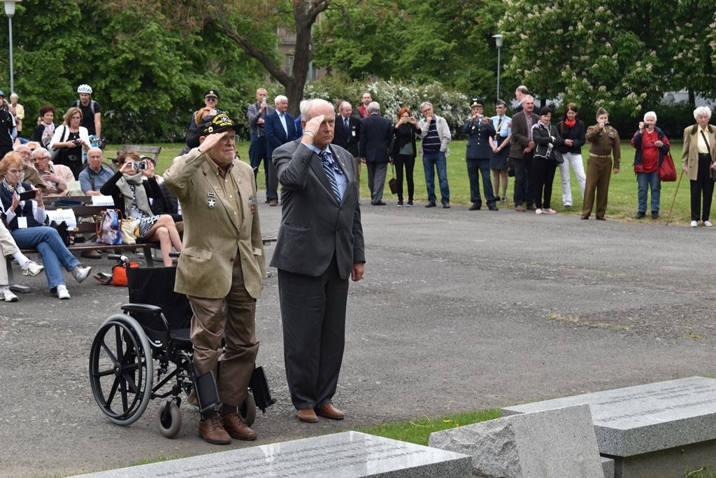 Pietní akt na náměstí Míru (foto: A.Jarošová, 3.5.2018)