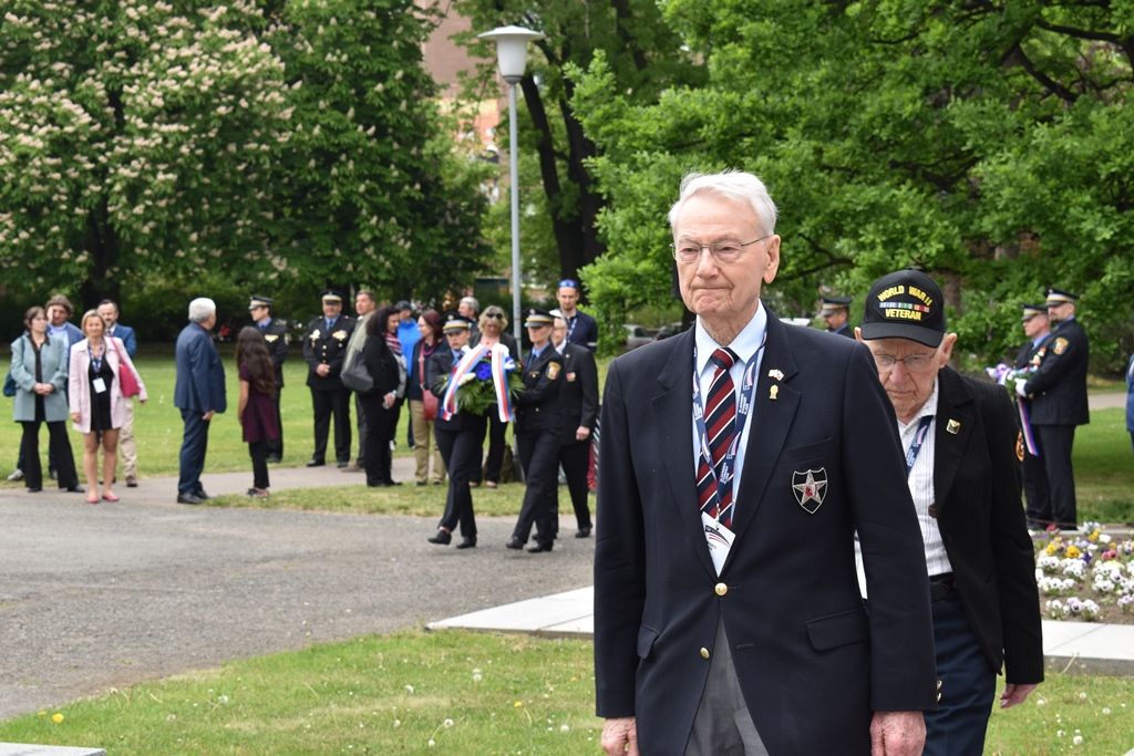 Pietní akt na náměstí Míru (foto: A.Jarošová, 3.5.2018)