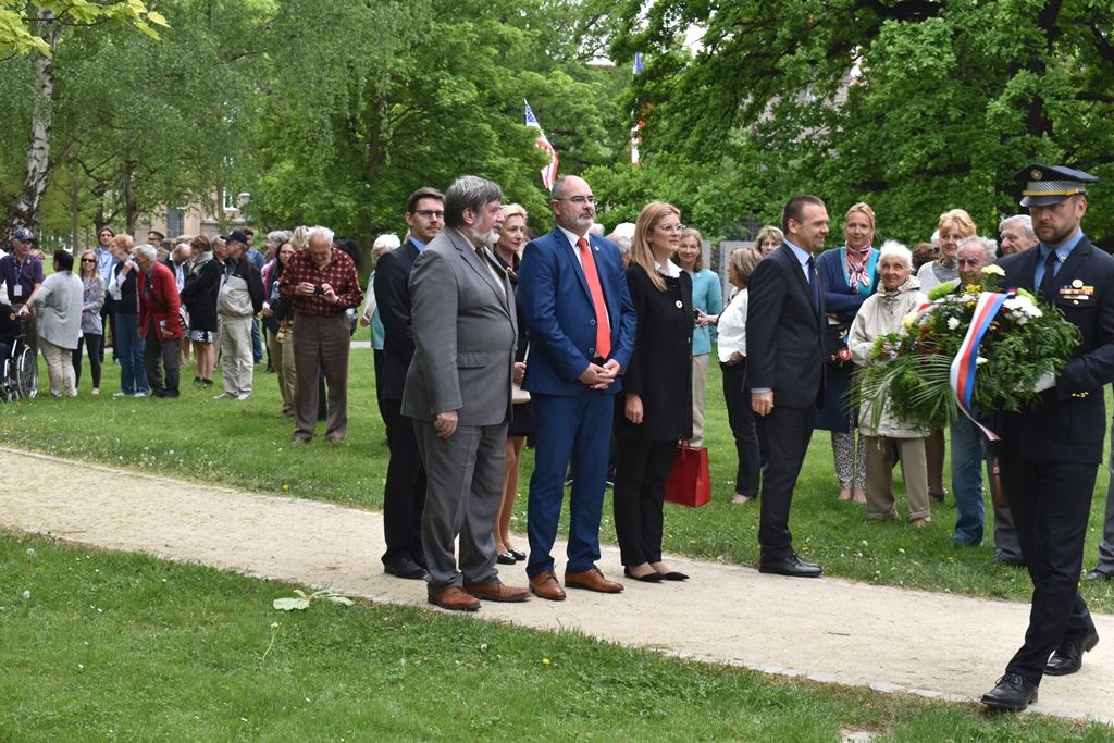 Pietní akt na náměstí Míru (foto: A.Jarošová, 3.5.2018)