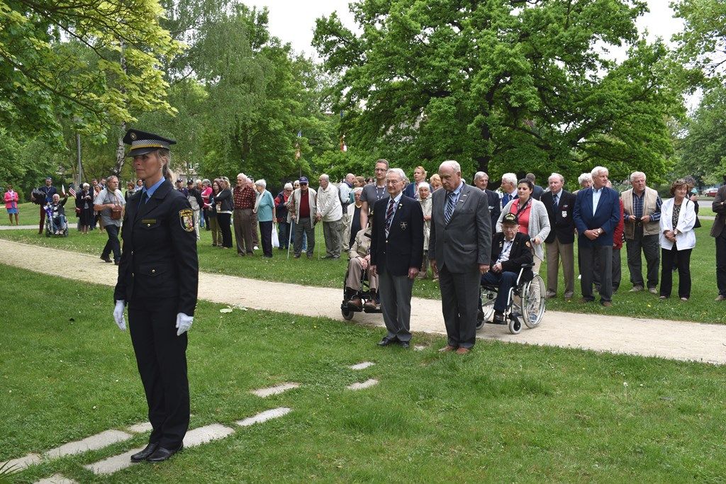 Pietní akt na náměstí Míru (foto: A.Jarošová, 3.5.2018)