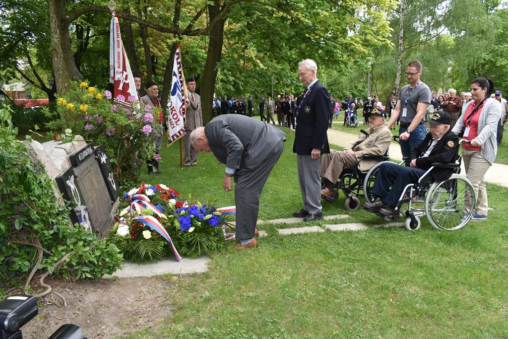 Pietní akt na náměstí Míru (foto: A.Jarošová, 3.5.2018)