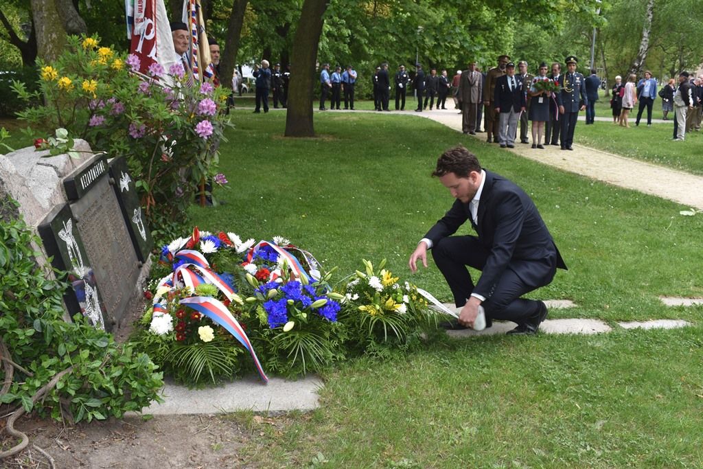 Pietní akt na náměstí Míru (foto: A.Jarošová, 3.5.2018)
