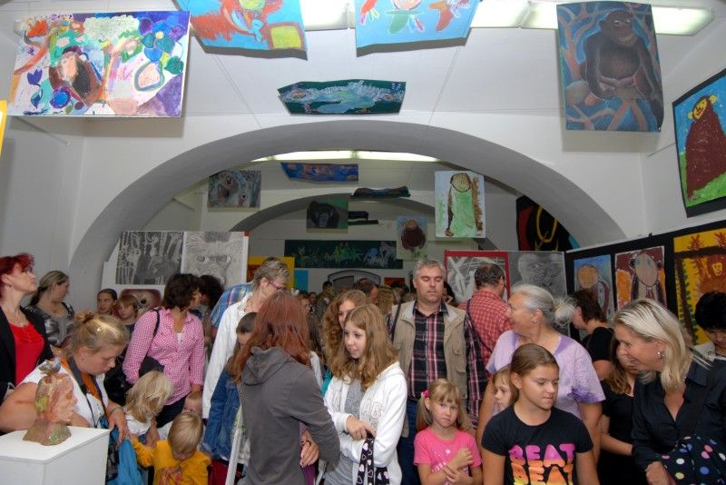 Soutěžilo se v osmi kategoriích: děti předškolního věku, I. stupeň základních škol, II. stupeň základních škol, osmiletá gymnázia, družiny mládeže, speciální školy a dětské domovy, základní umělecké školy. Do akce se zapojila celá řada škol a dětí, a to nejen z Plzně, ale z celého kraje. Přihlášeno bylo velké množství kvalitních prací využívajících nejrůznějších výtvarných technik. Porota tak při vybírání těch nejlepších neměla lehký úkol. (12.9.2012)