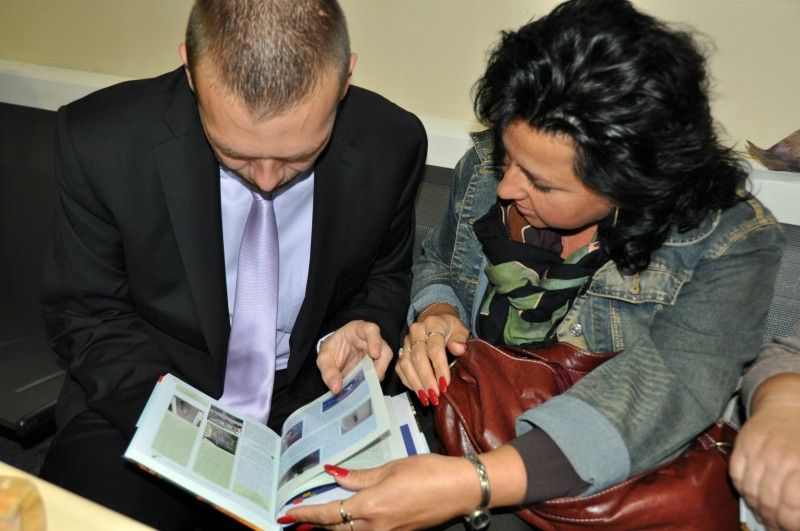 Kam bez bariér – Plzeňsko je název knihy, která nedávno vyšla jako první z nové ediční řady cestovních průvodců pro všechny turisty včetně seniorů, rodin s dětmi v kočárcích a zejména pak lidí s tělesným postižením a jejich přátel a pomocníků. Jejím autorem je Plzeňan Miroslav Valina, od roku 1977 upoutaný na invalidní vozík. Cestovního průvodce, svého druhu prvního v České republice, sepsal na základě svých zkušeností a za finanční podpory města Plzně a společností Plzeňská teplárenská a Plzeňský Prazdroj. (12.9.2012)