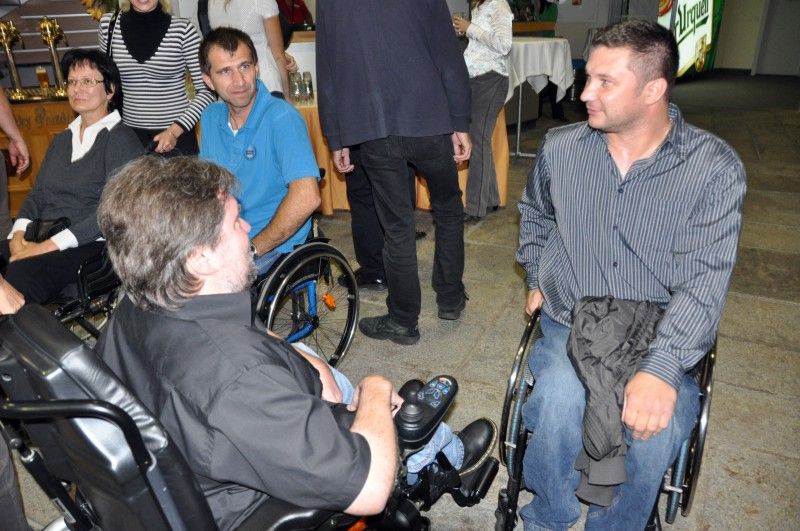 Kam bez bariér – Plzeňsko je název knihy, která nedávno vyšla jako první z nové ediční řady cestovních průvodců pro všechny turisty včetně seniorů, rodin s dětmi v kočárcích a zejména pak lidí s tělesným postižením a jejich přátel a pomocníků. Jejím autorem je Plzeňan Miroslav Valina, od roku 1977 upoutaný na invalidní vozík. Cestovního průvodce, svého druhu prvního v České republice, sepsal na základě svých zkušeností a za finanční podpory města Plzně a společností Plzeňská teplárenská a Plzeňský Prazdroj. (12.9.2012)