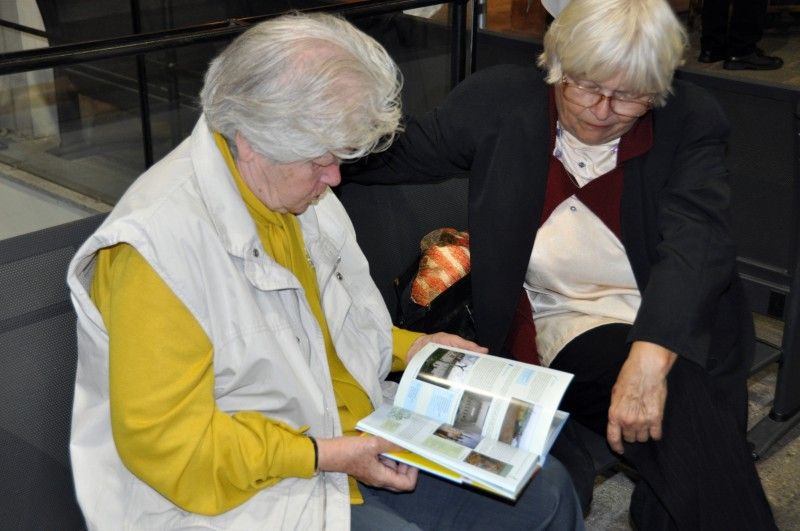 Kam bez bariér – Plzeňsko je název knihy, která nedávno vyšla jako první z nové ediční řady cestovních průvodců pro všechny turisty včetně seniorů, rodin s dětmi v kočárcích a zejména pak lidí s tělesným postižením a jejich přátel a pomocníků. Jejím autorem je Plzeňan Miroslav Valina, od roku 1977 upoutaný na invalidní vozík. Cestovního průvodce, svého druhu prvního v České republice, sepsal na základě svých zkušeností a za finanční podpory města Plzně a společností Plzeňská teplárenská a Plzeňský Prazdroj. (12.9.2012)