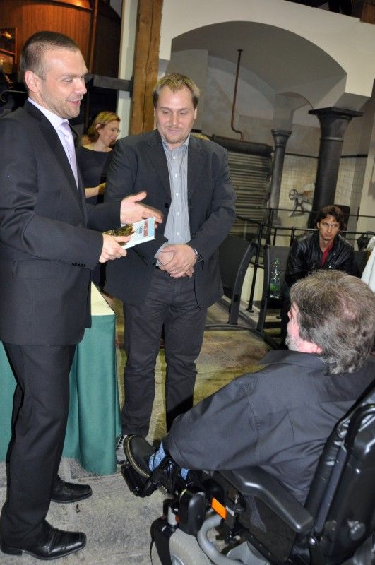 Kam bez bariér – Plzeňsko je název knihy, která nedávno vyšla jako první z nové ediční řady cestovních průvodců pro všechny turisty včetně seniorů, rodin s dětmi v kočárcích a zejména pak lidí s tělesným postižením a jejich přátel a pomocníků. Jejím autorem je Plzeňan Miroslav Valina, od roku 1977 upoutaný na invalidní vozík. Cestovního průvodce, svého druhu prvního v České republice, sepsal na základě svých zkušeností a za finanční podpory města Plzně a společností Plzeňská teplárenská a Plzeňský Prazdroj. (12.9.2012)