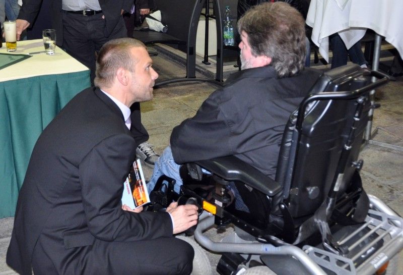 Kam bez bariér – Plzeňsko je název knihy, která nedávno vyšla jako první z nové ediční řady cestovních průvodců pro všechny turisty včetně seniorů, rodin s dětmi v kočárcích a zejména pak lidí s tělesným postižením a jejich přátel a pomocníků. Jejím autorem je Plzeňan Miroslav Valina, od roku 1977 upoutaný na invalidní vozík. Cestovního průvodce, svého druhu prvního v České republice, sepsal na základě svých zkušeností a za finanční podpory města Plzně a společností Plzeňská teplárenská a Plzeňský Prazdroj. (12.9.2012)