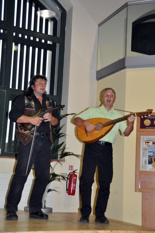 Kam bez bariér – Plzeňsko je název knihy, která nedávno vyšla jako první z nové ediční řady cestovních průvodců pro všechny turisty včetně seniorů, rodin s dětmi v kočárcích a zejména pak lidí s tělesným postižením a jejich přátel a pomocníků. Jejím autorem je Plzeňan Miroslav Valina, od roku 1977 upoutaný na invalidní vozík. Cestovního průvodce, svého druhu prvního v České republice, sepsal na základě svých zkušeností a za finanční podpory města Plzně a společností Plzeňská teplárenská a Plzeňský Prazdroj. (12.9.2012)