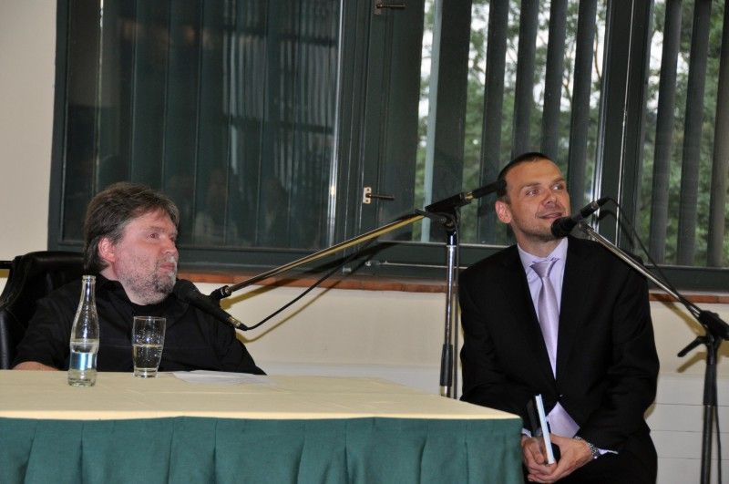 Kam bez bariér – Plzeňsko je název knihy, která nedávno vyšla jako první z nové ediční řady cestovních průvodců pro všechny turisty včetně seniorů, rodin s dětmi v kočárcích a zejména pak lidí s tělesným postižením a jejich přátel a pomocníků. Jejím autorem je Plzeňan Miroslav Valina, od roku 1977 upoutaný na invalidní vozík. Cestovního průvodce, svého druhu prvního v České republice, sepsal na základě svých zkušeností a za finanční podpory města Plzně a společností Plzeňská teplárenská a Plzeňský Prazdroj. (12.9.2012)