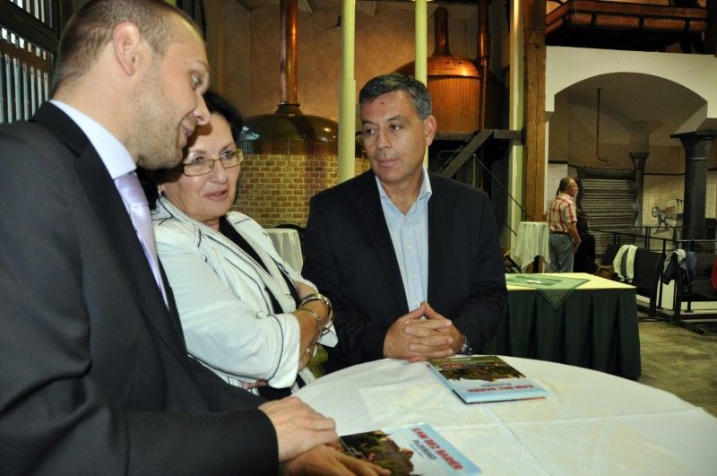 Kam bez bariér – Plzeňsko je název knihy, která nedávno vyšla jako první z nové ediční řady cestovních průvodců pro všechny turisty včetně seniorů, rodin s dětmi v kočárcích a zejména pak lidí s tělesným postižením a jejich přátel a pomocníků. Jejím autorem je Plzeňan Miroslav Valina, od roku 1977 upoutaný na invalidní vozík. Cestovního průvodce, svého druhu prvního v České republice, sepsal na základě svých zkušeností a za finanční podpory města Plzně a společností Plzeňská teplárenská a Plzeňský Prazdroj. (12.9.2012)