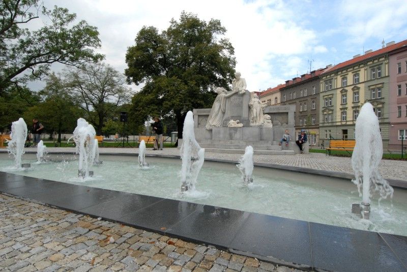 Po dvou letech postupných úprav se veřejnosti otevírá (13.9.2012) Mikulášské náměstí. Parkový ráz získalo místo, kde se dříve nacházelo hřiště a městská ohrada, v roce 1902. Přes výrazné kompoziční změny v minulých desetiletích jej nynější obnova vrací k prvotní podobě. Je zachována původní dispozice včetně lipových alejí.